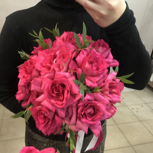 Композиция с малиновыми розами и эвкалиптом