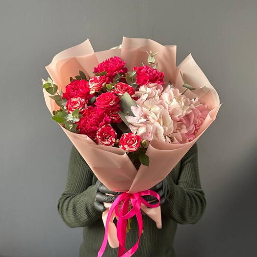 Букет с кустовыми розами, яркими диантусами и гортензией 💝