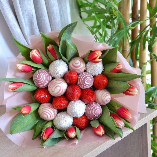 Bouquet with strawberries and tulips