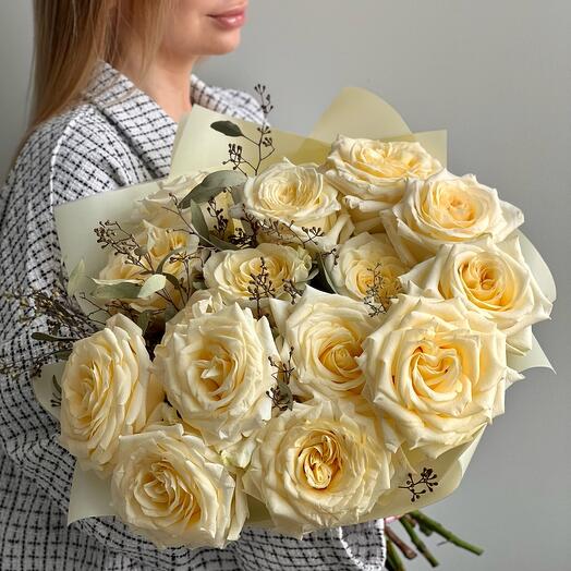 Bouquet of creamy peony-shaped roses Rosa Crema