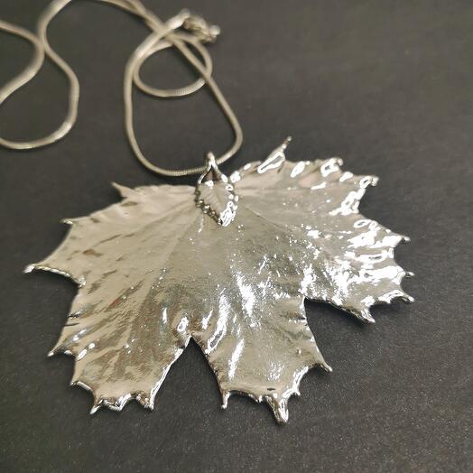 Лист клёна в серебре