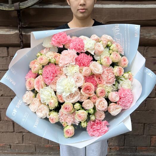 Ramo con rosas arbustivas en forma de peonía y Dianthus