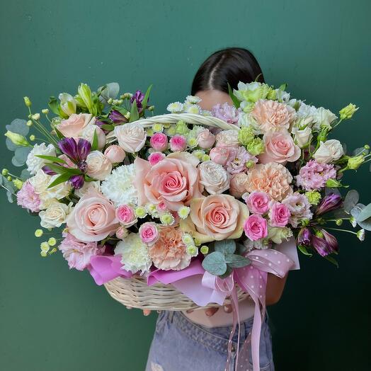 Корзина с розами и эустомой