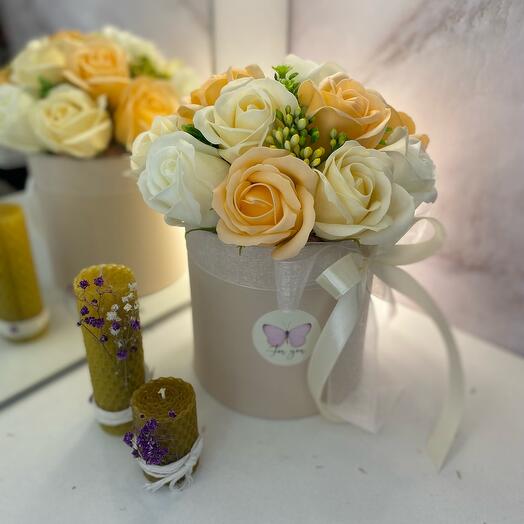 Букет из 13 мыльных роз в шляпной коробочке