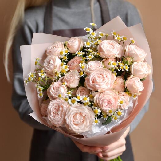 Пионовидные розы с ромашками