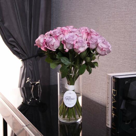 Bouquet of 25 roses "Purple" in a vase