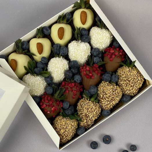 dulce conjunto de fresas cubiertas de chocolate