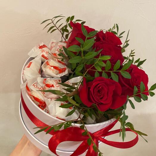 Цветы в коробке и рафаелло