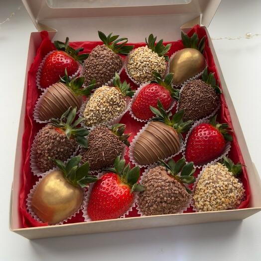 Box of 16 chocolate-covered strawberries