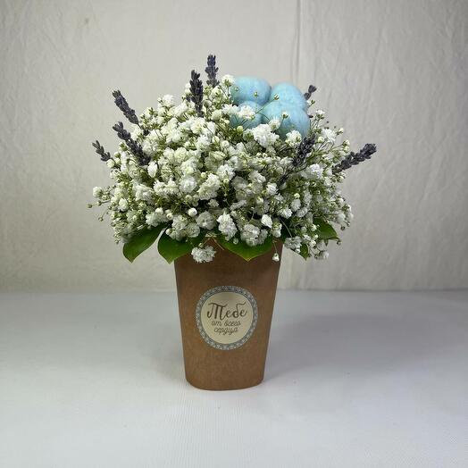 Gypsophila con algodón y lavanda en una taza