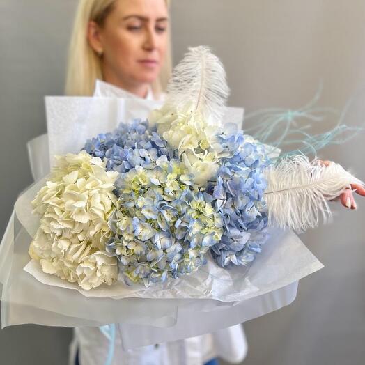 Delicado ramo de hortensias con plumas blancas y azules (Tamaño M)