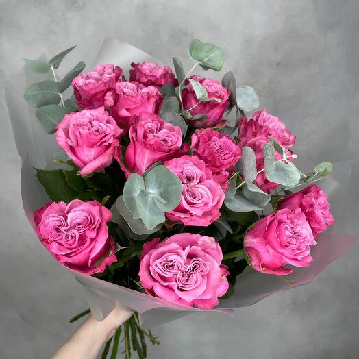 Rosas en forma de peonía con eucalipto