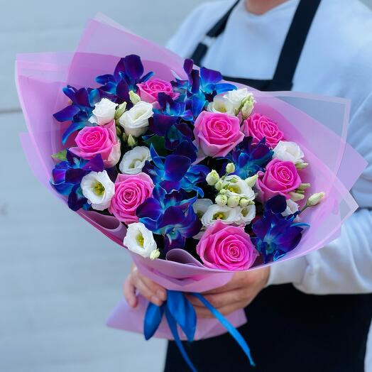 A bright bouquet of roses, orchids and eustoms