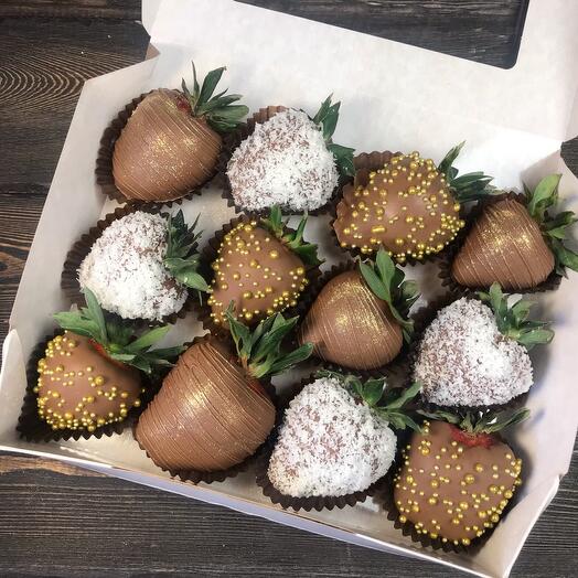 Set of chocolate-covered strawberries "Honeymoon"