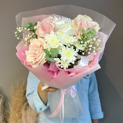 Bouquet with gypsophila and French roses