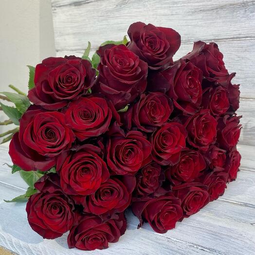 Red roses under the ribbon