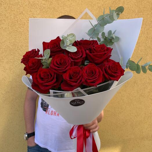 Ramo de 11 rosas rojas Explorer con eucalipto