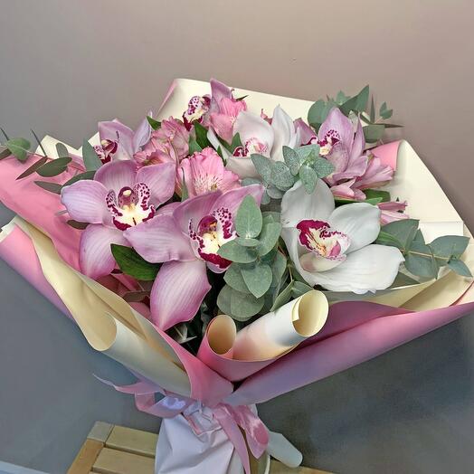 Букет с орхидеями и альстромерией