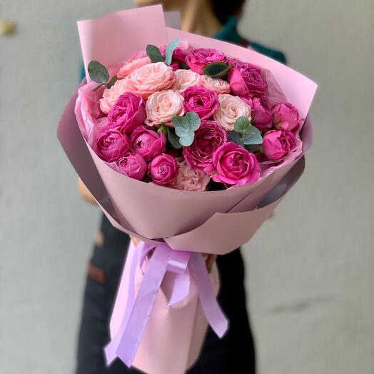 Ramo fragante con rosas en forma de peonía de Misty Bubbles y Bombastic y eucalipto