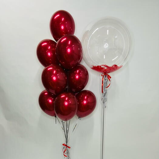 Композиция из красных шаров и баблсом