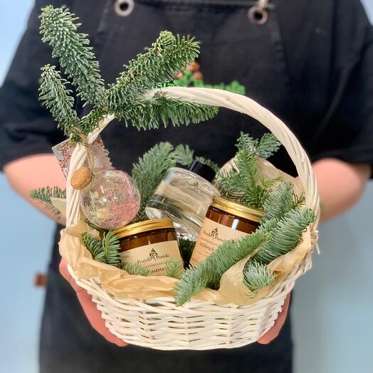 Подарочный новогодний набор с ароматами для дома , зачарованным шаром и ароматной елью в плетеной корзинке