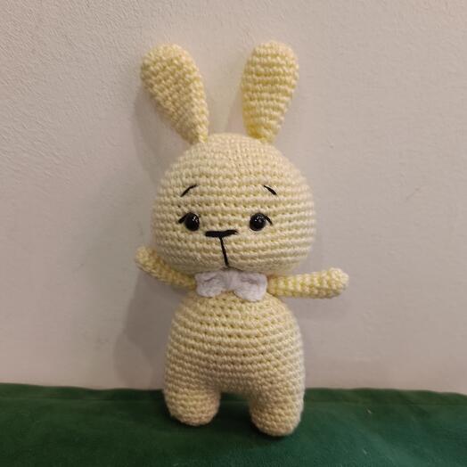 Вязанная игрушка зайка