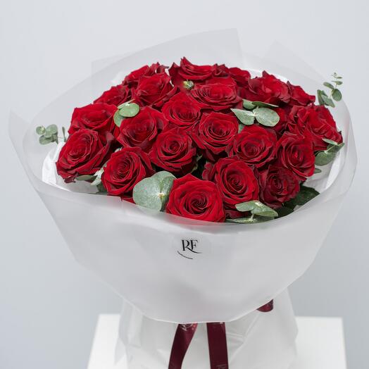 Красиво-красный букет из 25 роз с эвкалиптом