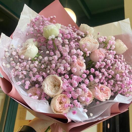 Peony-shaped mansfield rose with gypsophila