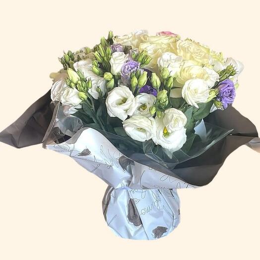 9 lisiantus bianchi ,8 rose bianche 4 rose rosa,  con riserva di acqua