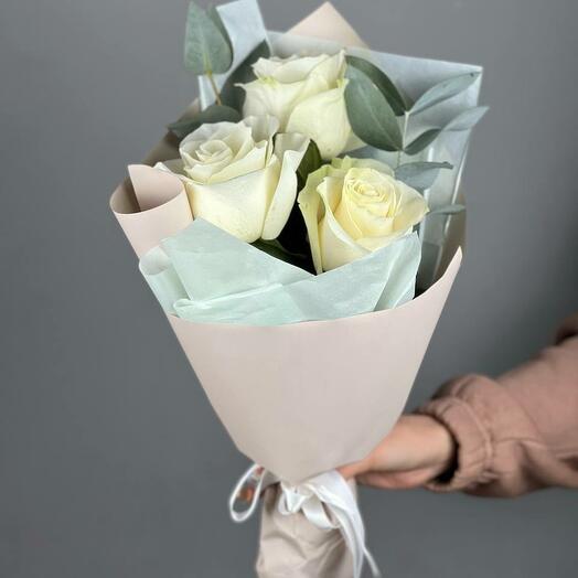 Букет-комплимент из премиальной розы Мондиаль и эвкалипта