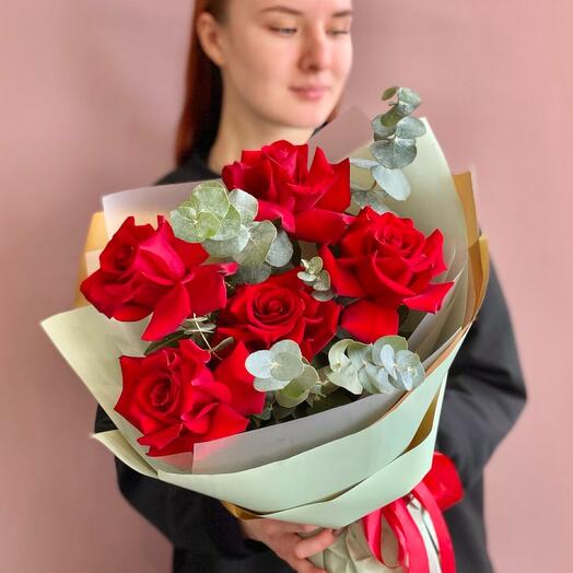 Красные розы и эвкалипт
