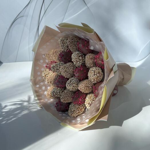 Bouquet M of selected delicious strawberries