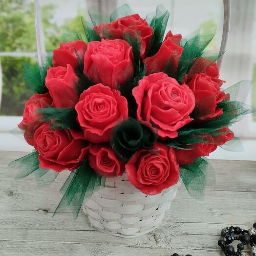 Букет с розами в корзине