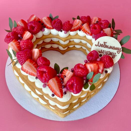 Торт медовик сердце с клубникой и малиной
