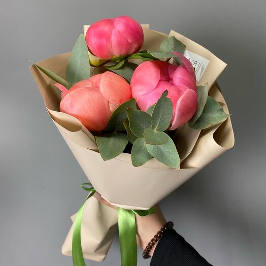 Коралловые пионы с эвкалиптом