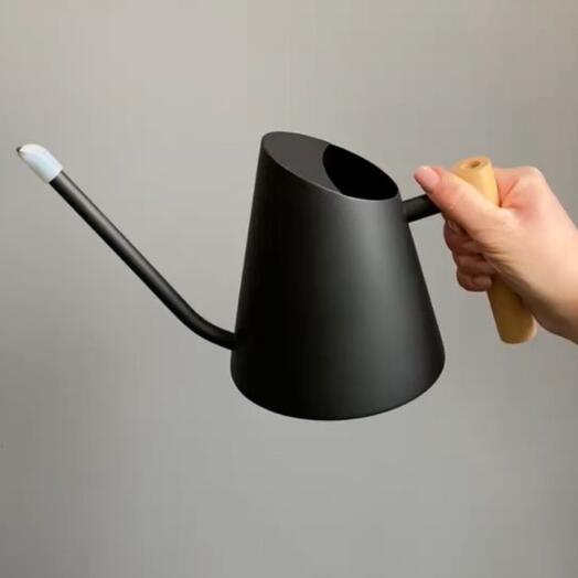 Лейка из черного металла