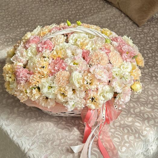 Большая корзина с цветами эустомы