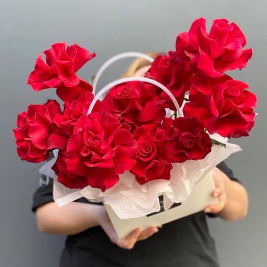 Bolso con rosas rojas francesas