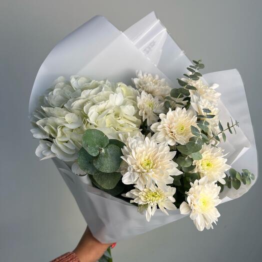An airy bouquet of hydrangeas, chrysanthemums and eucalyptus