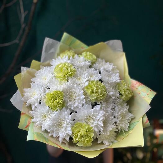 Bouquet of chrysanthemums and green carnations