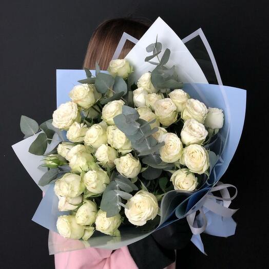 Букет из белых кустовых роз