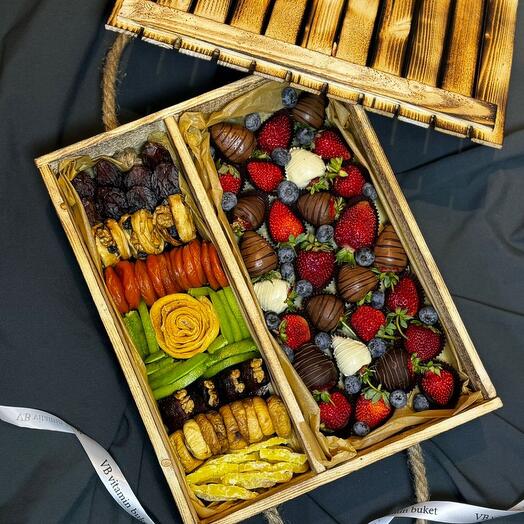 Ящик микс с сухофруктами и клубникой в бельгийском шоколаде