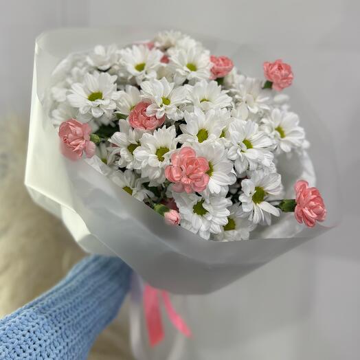 Bouquet of flowers: chamomile chrysanthemums, bush dianthus (1212)