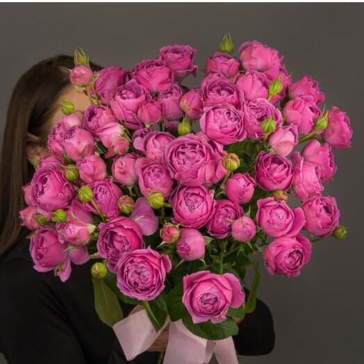 Букет из пионовидных кустовых роз под ленту