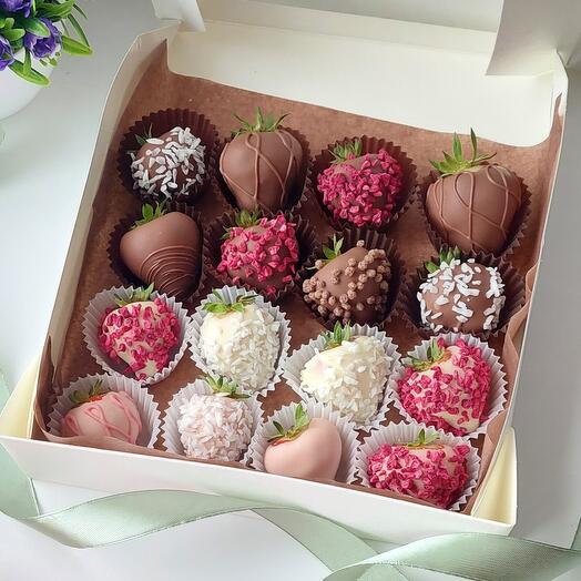 16 strawberries in milk and white chocolate
