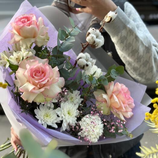 Prefabricated bouquet with roses and a branch of cotton