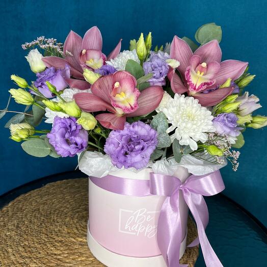 Композиция с цимбидиумами и эустомой в шляпной коробке. С 8 марта