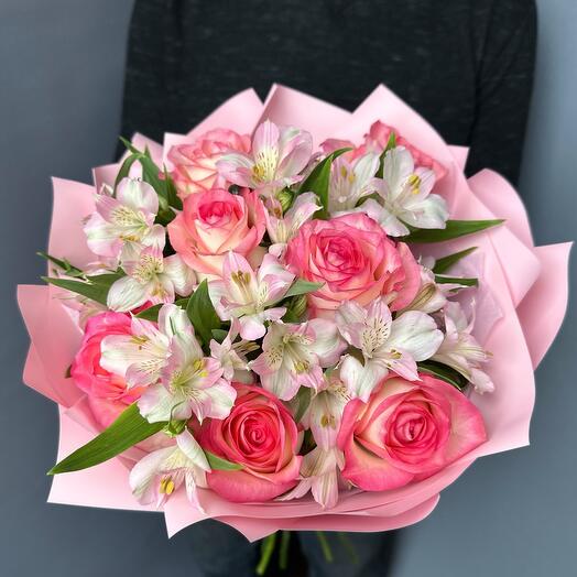 Brillante ramo fragante de rosas y alsromeria