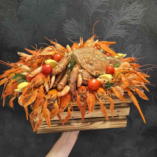 Ящик с раками и крабом
