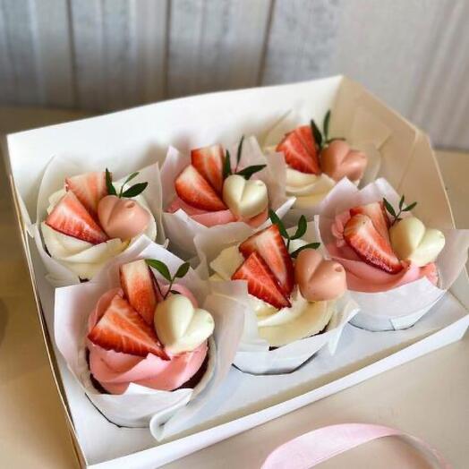 Капкейки с клубникой девушке, маме, жене, подруге